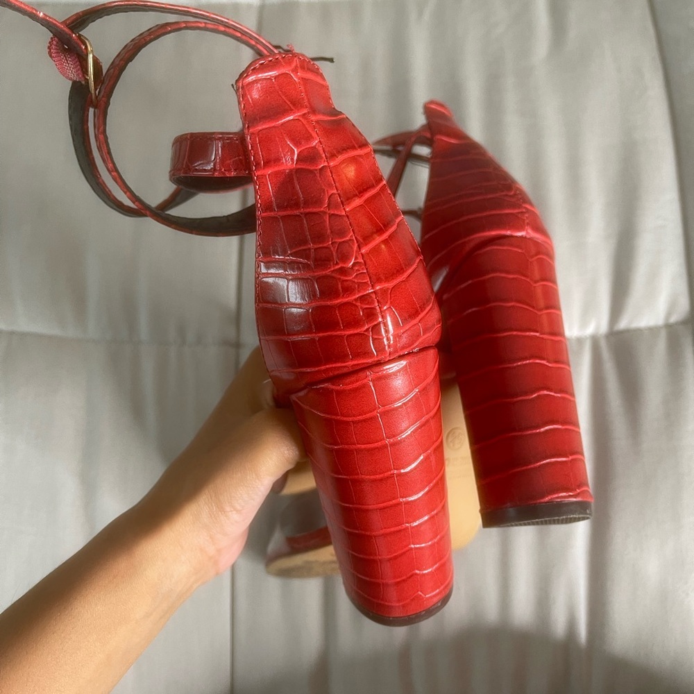 Red heels - Picture 2 of 3